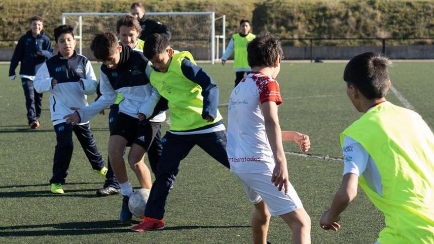 Algunos de los alumnos de la Escuela de Zamora, ayer en el Ruta de la Plata. | |  EMILIO FRAILE