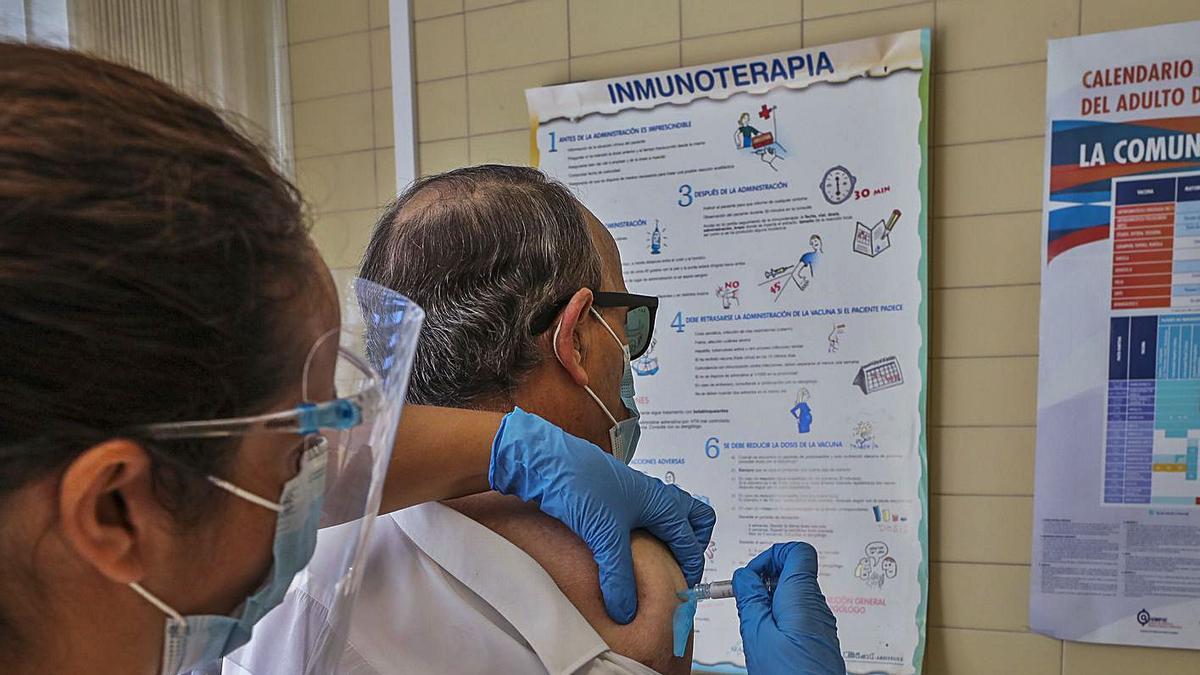 Si supera todos los ensayos, la vacuna de Pfizer podría llegar a España al inicio de 2021. |