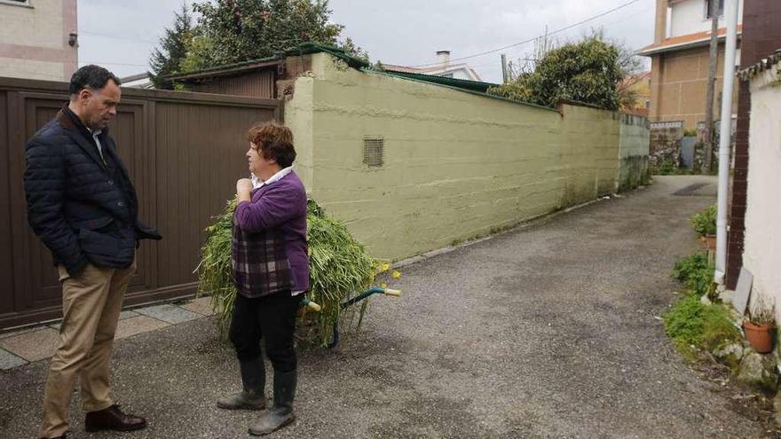 El edil de Seguridad de Redondela y una vecina, en el callejón donde los perros atacaron a la mujer.