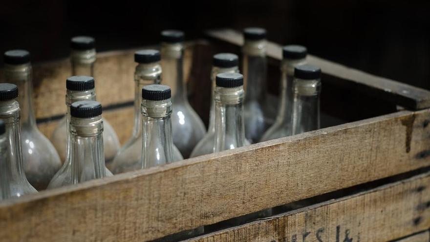 Una caja con botellas para envasar licores. // Pixabay