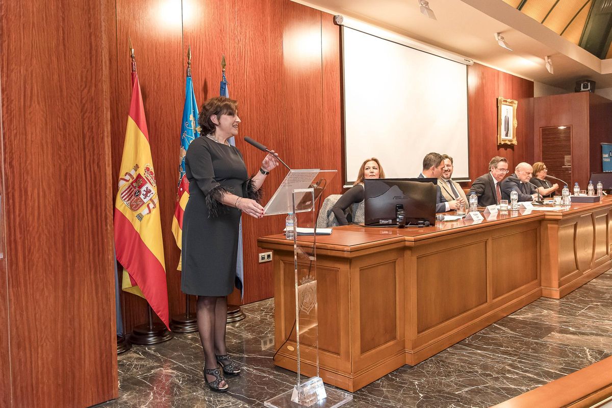 Lola Cano durante su discurso en el Colegio de Abogados de Elche.