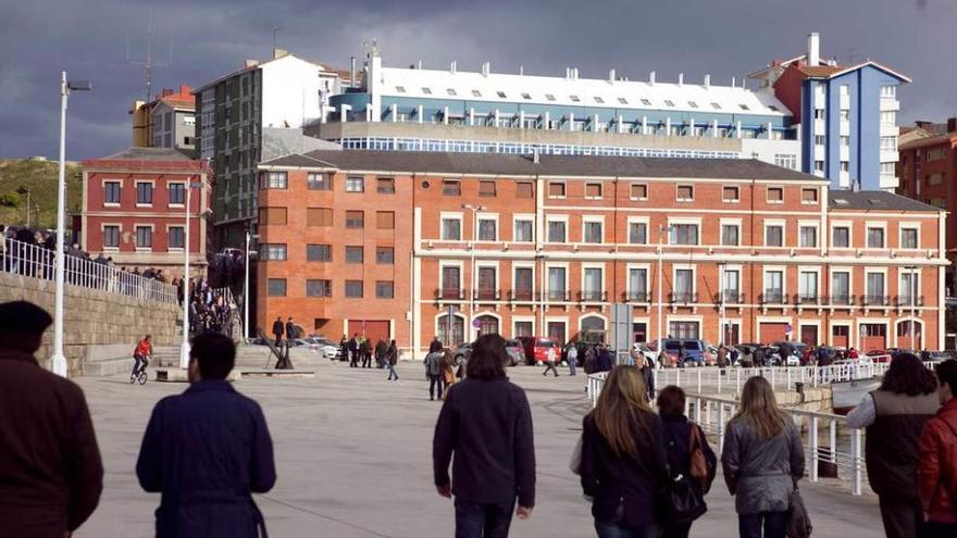 Al fondo, la sede histórica del Puerto y el edificio anexo de viviendas que se quieren alquilar para convertirlos en hotel de lujo. Sobre el dique, a la izquierda, el Torreón de la Vigía.