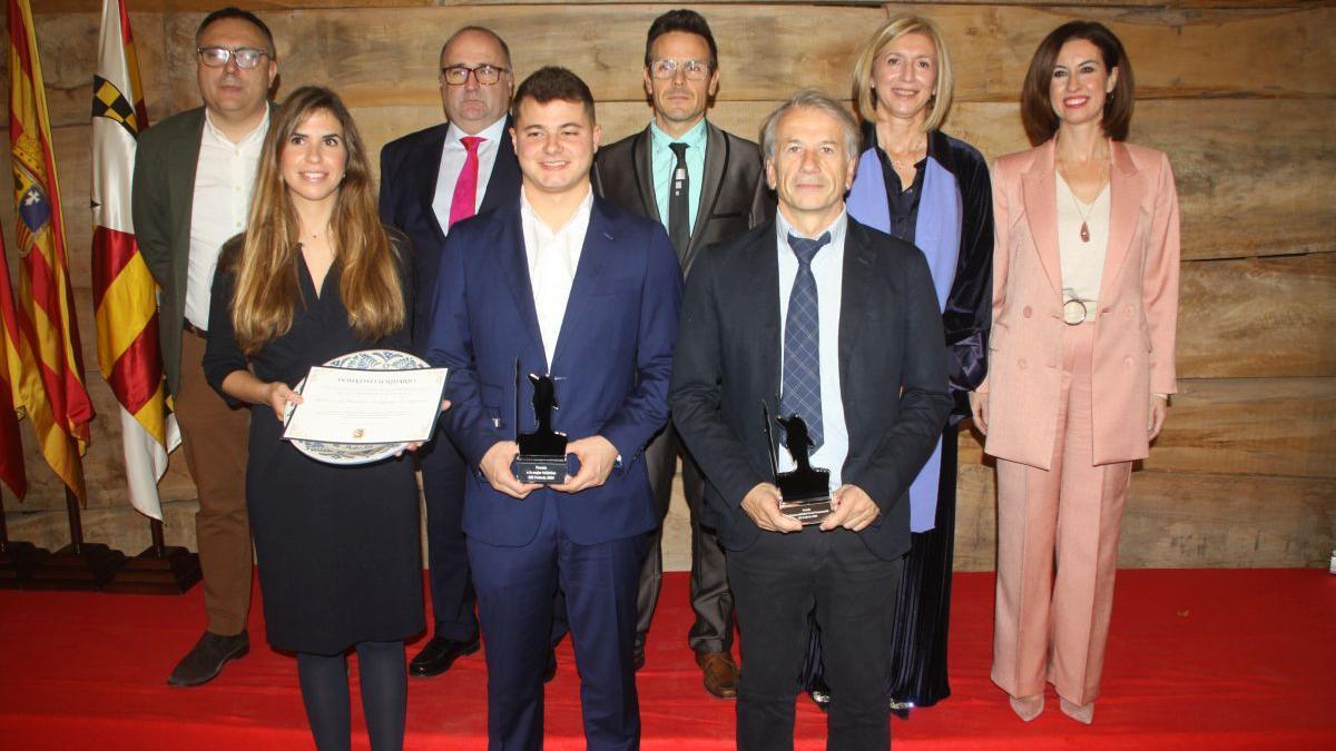 Ganadores de los premios de Responsabilidad Social Empresarial de Pedrola 2024 y autoridades.