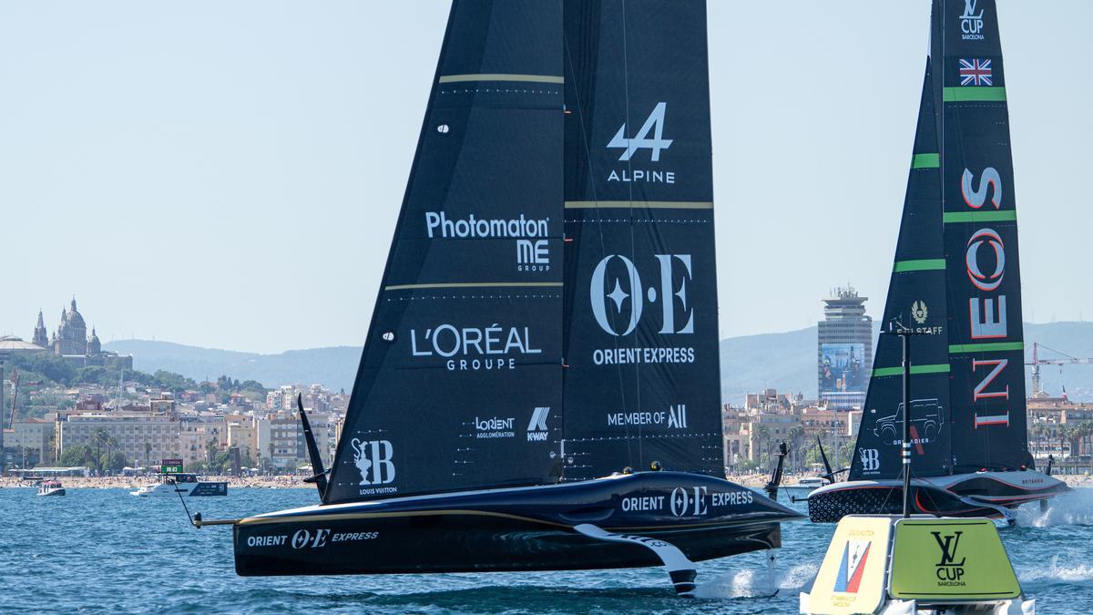 El AC75 del Orient Express Racing Team regatea con Ineos Britannia en su última participación en la Louis Vuitton Cup, poco antes de ser eliminado.