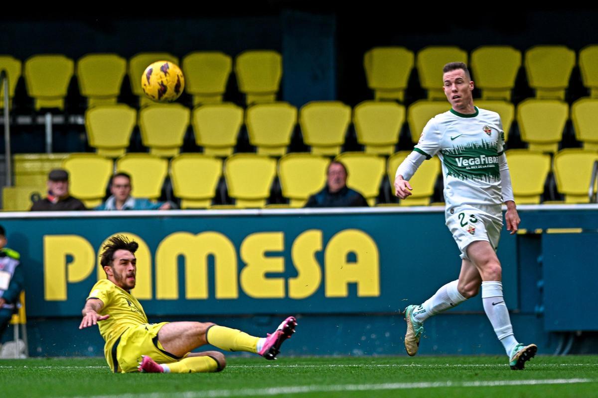 Carlos Clerc centra un balón al área, durante el partido de este domingo en Villarreal