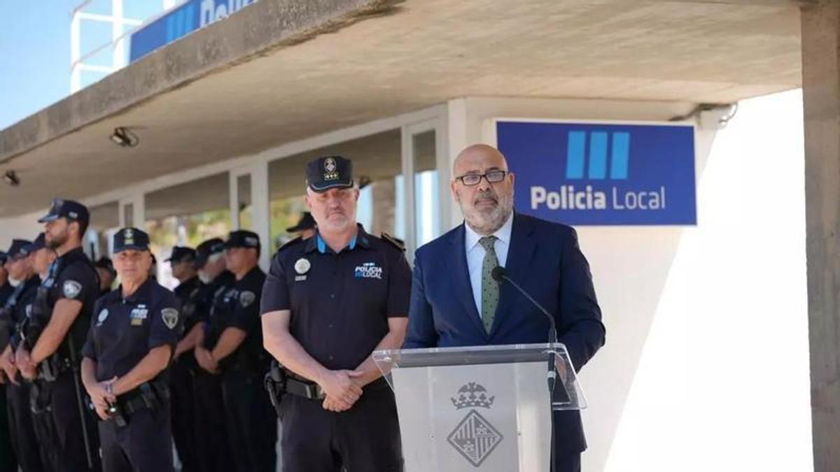 Bürgermeister Jaime Martínez bei der Vorstellung seines Sicherheitskonzepts für den Sommer.