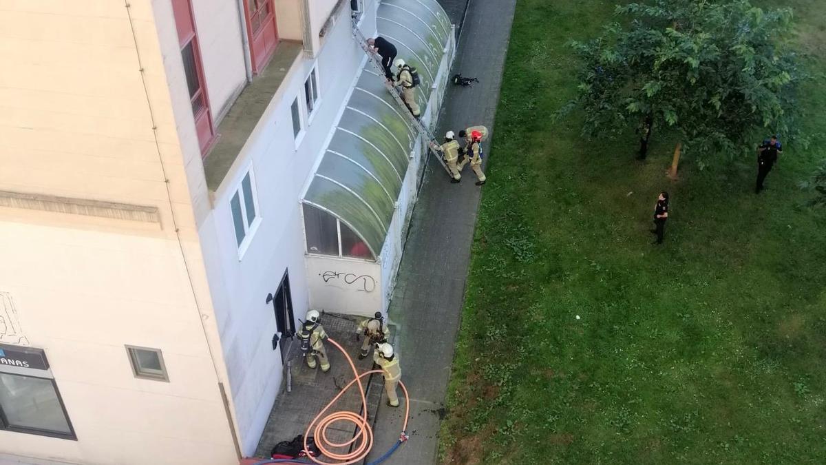 Los bomberos evacúan a un hombre de su vivienda en Os Rosales por un ...