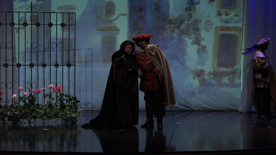 La doña Brígida de Elvira Pineda junto a don Juan en una representación de su 'Tenorio'.