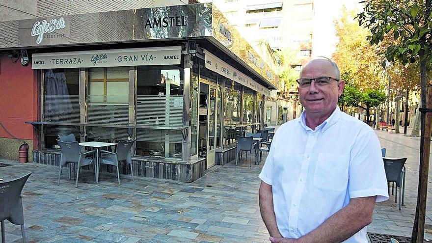 Álvaro Jimeno posa frente al bar para el que ha trabajado más de cuatro décadas. En la parte superior, Jimeno, en la actualidad. Abajo, poco después de empezar a trabajar en el Café Bar.