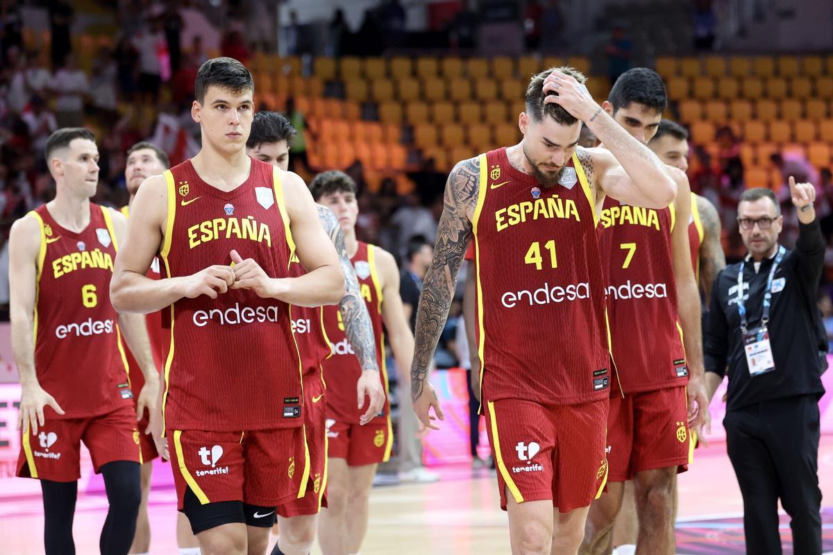 Los jugadores españoles muestran su decepción tras perder el partido inaugural ante Georgia