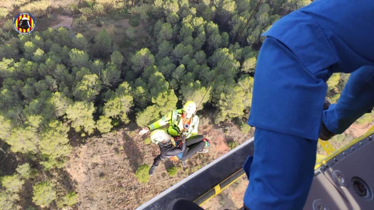 Un helicóptero rescata a un ciclista herido en las montañas de Anna.