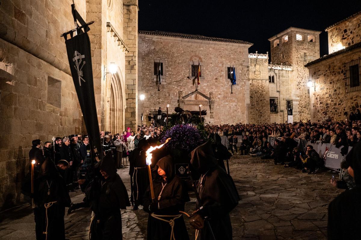 El Cristo Negro: la procesión cacereña que sale a medianoche y que atrae a miles de personas cada Miércoles Santo
