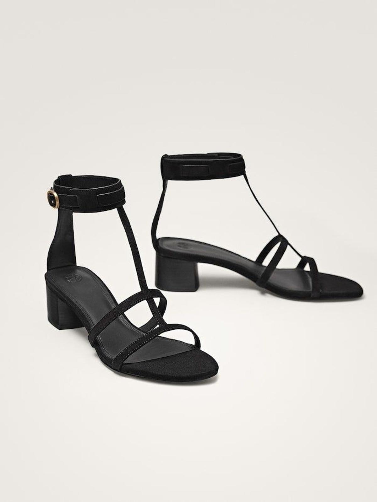 Sandalias negras de piel con tacón bajo y cierre de pulsera de Massimo Dutti