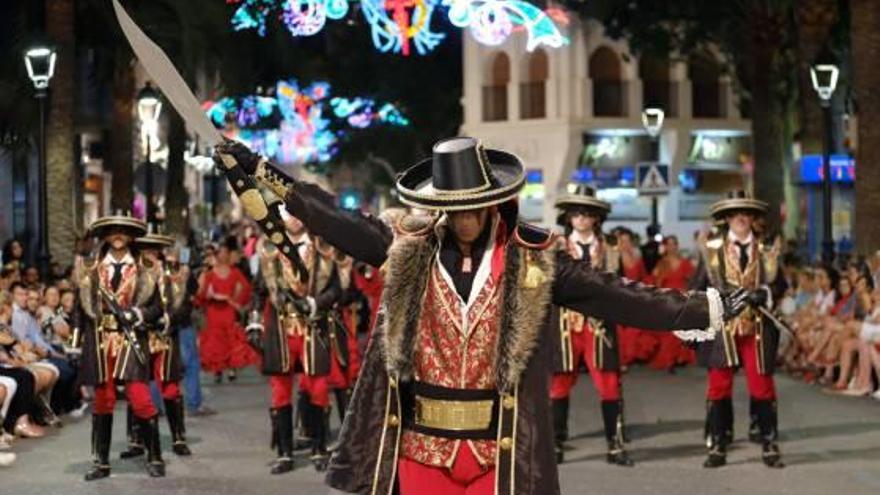 Una filá de los Contrabandistas de la Sierra Negra, la comparsa que anoche abrió la Gran Entrada Cristiana.