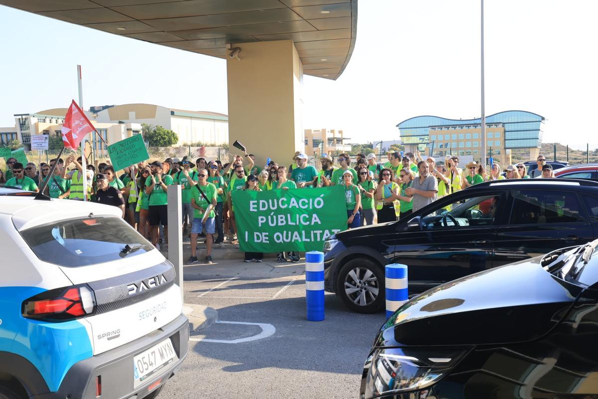 Profesores llevan su protesta a Ciudad de la Luz durante la visita de Pérez Llorca