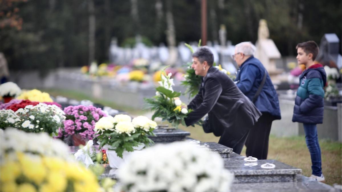 A Estrada y Lalín engalanan sus cementerios para Todos los Santos