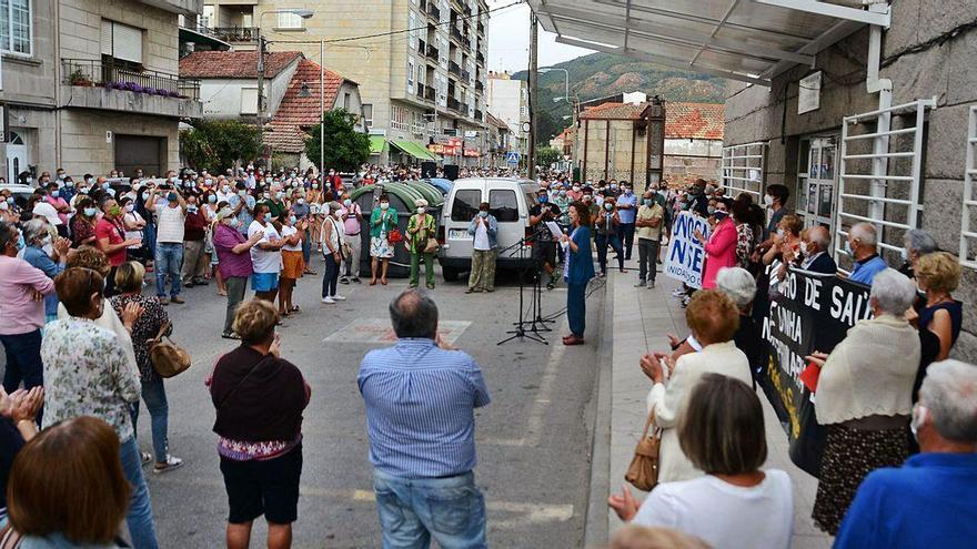 La actriz María Salgueiro se encargó de leer el manifiesto ante una asistencia numerosa y con mascarillas.