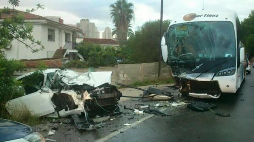 Un herido leve al colisionar un vehículo con un autocar escolar en Benidorm