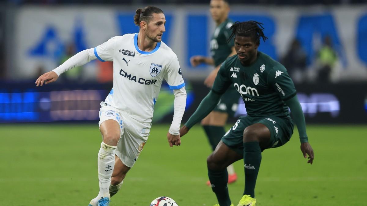 Adrien Rabiot, del Olympique de Marsella, ante Breel Embolo, del Monaco