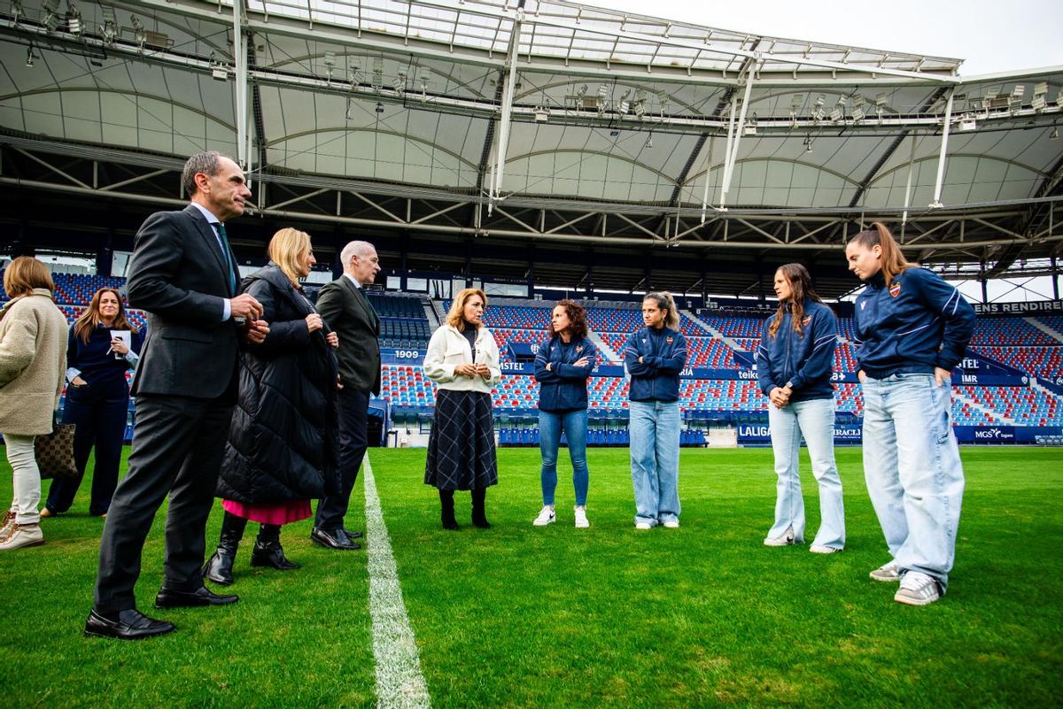 Camarero, con jugadoras del Levante UD en el césped del Ciutat