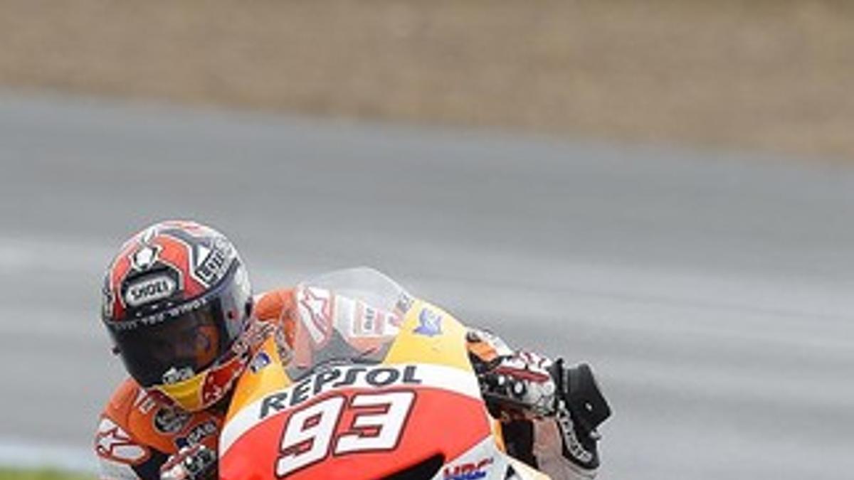 Marc Márquez pilota bajo la lluvia en el primer día de entrenamientos libres en Jerez