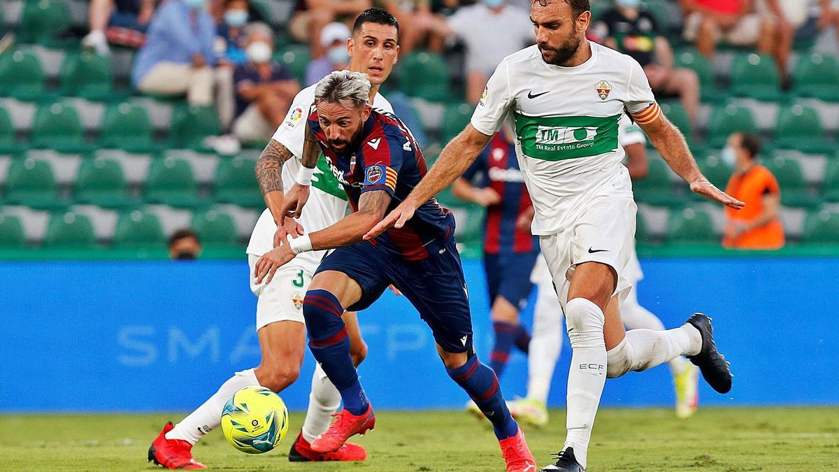 Morales se escapa de Roco y de Gonzalo Verdú en la jugada del gol del Levante UD.  | EFE/MANUEL LORENZO