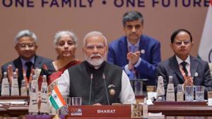 El primer ministro de la India, Narendra Modi (centro),en la Cumbre de Líderes del G20 en Bharat Mandapam en Nueva Delhi