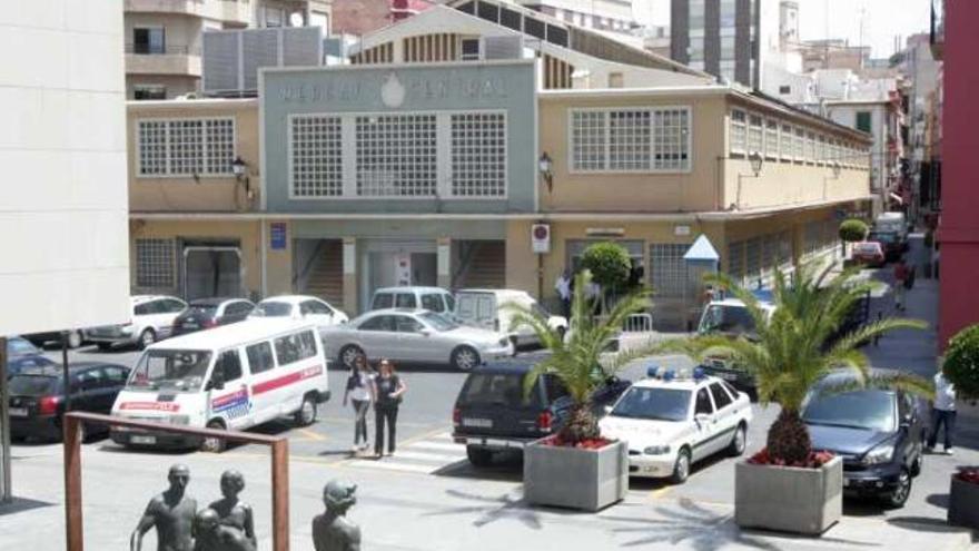 La fachada del Mercado Central, en la parte que da al Ayuntamiento.