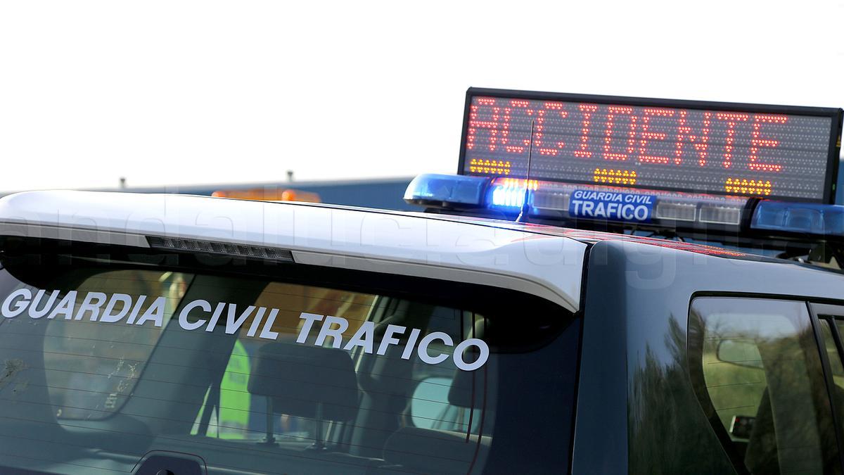 Un vehículo de la Guardia Civil de Tráfico, en un accidente.