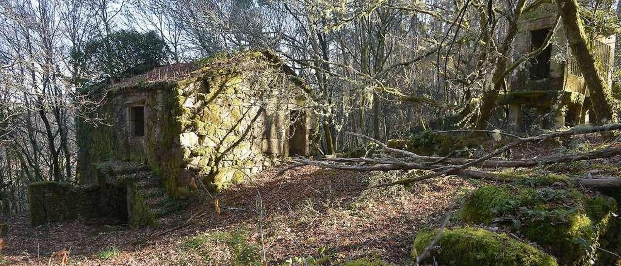 Cada vez hay más aldeas abandonadas en el interior de la provincia, como ocurre en Cotobade. // G. Santos