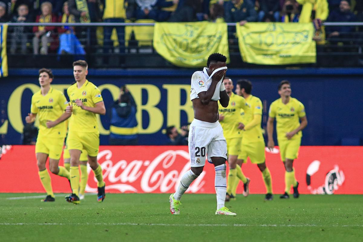 VILLARREAL, 07/01/2023.-El delantero del Real Madrid Vinicius Jr (c) tras el gol marcado por el Villareal durante el partido de la jornada 16 de LaLiga Santander que el Villarreal y el Real Madrid disputan este sábado en el estadio de La Cerámica en Villarreal.- EFE / Domenech Castelló