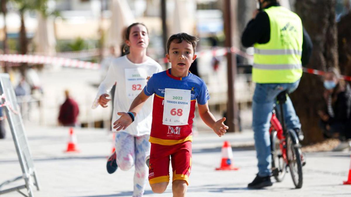 Hugo Boto hace un gesto mientras corre por el paseo marítimo.