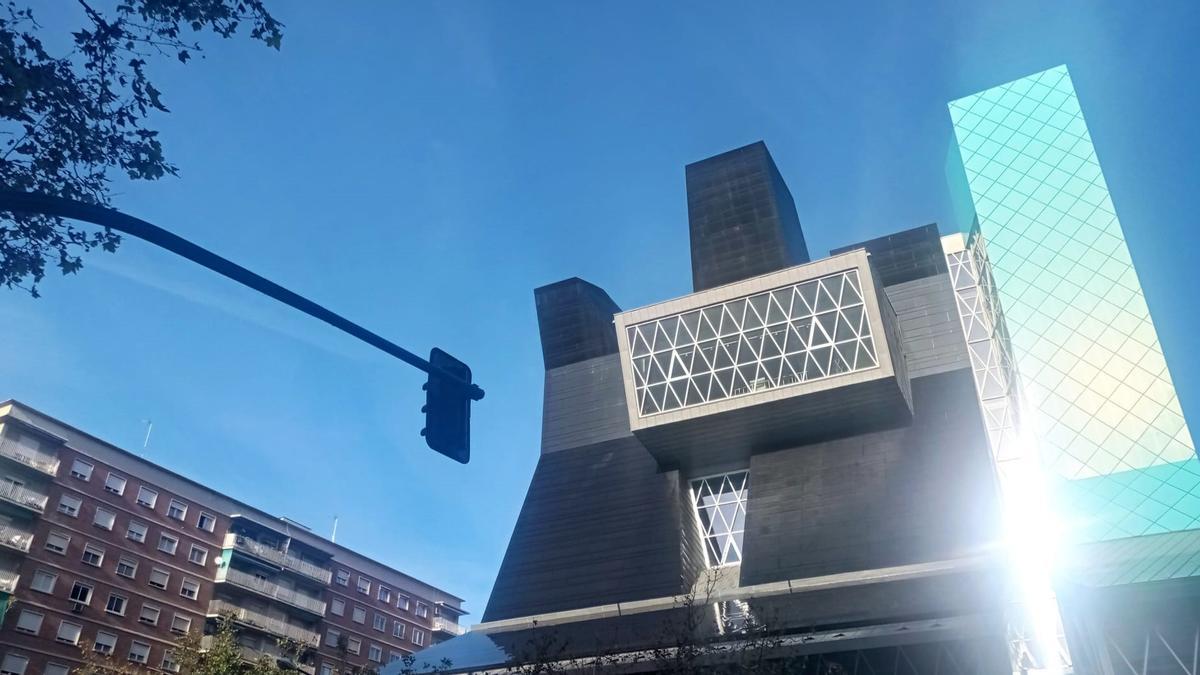 El sol se refleja en la fachada del Pablo Serrano bajo un cielo despejado, este sábado