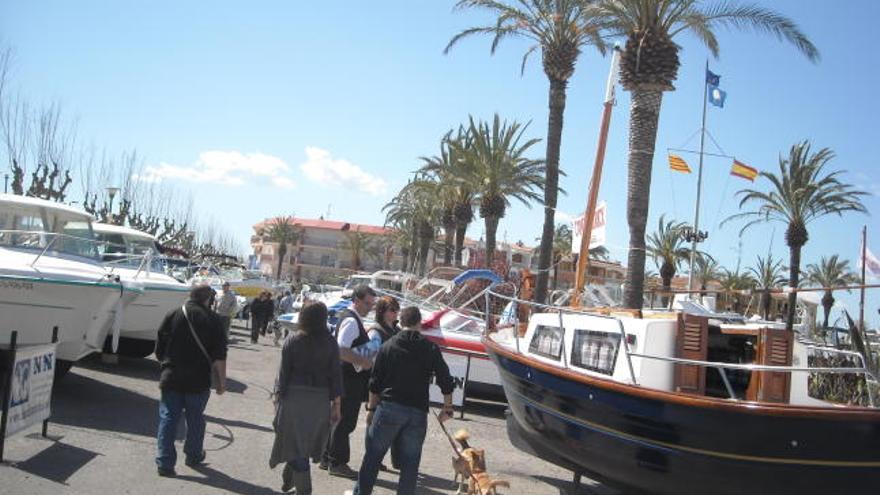 La Fira té lloc a la plaça de les Palmeres i al port del Club Nàutic.