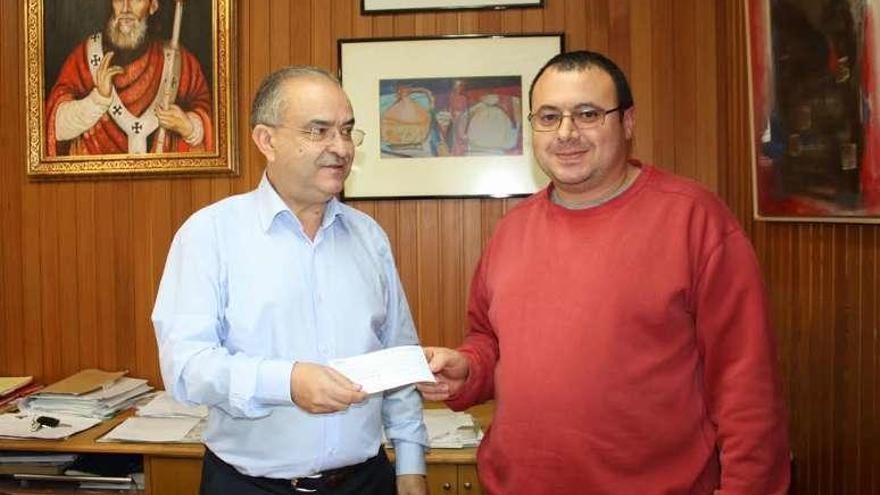 Alberto García (izquierda) hace entrega del cheque. // FdV