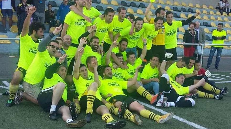 Los jugadores del Mos celebran el ascenso. // FDV