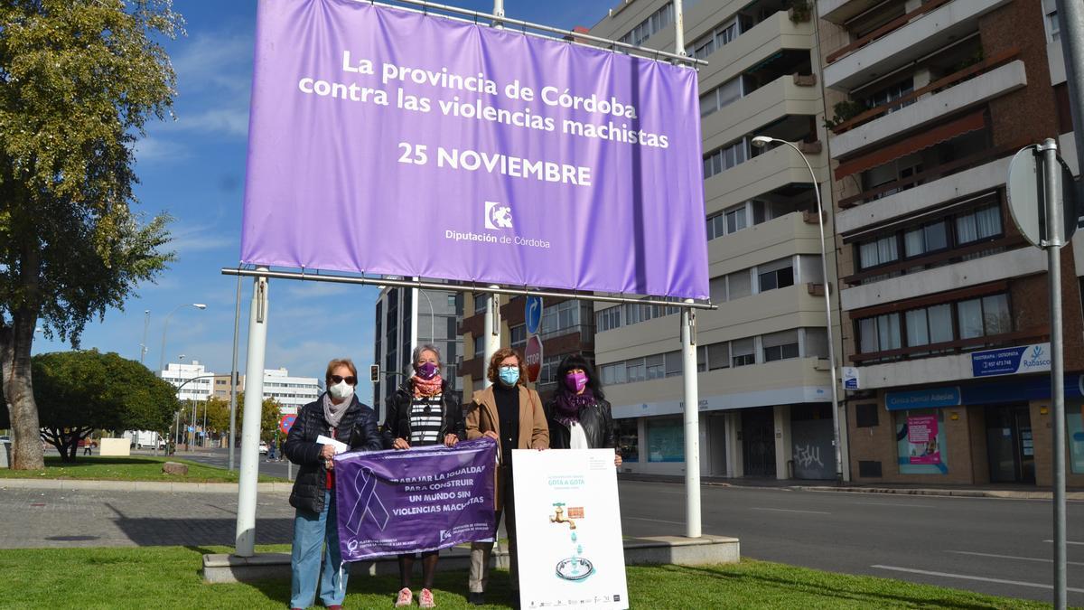 Alba Doblas con miembros de la Plataforma Cordobesa contra la Violencia a las Mujeres, con el cartel por el 25N.