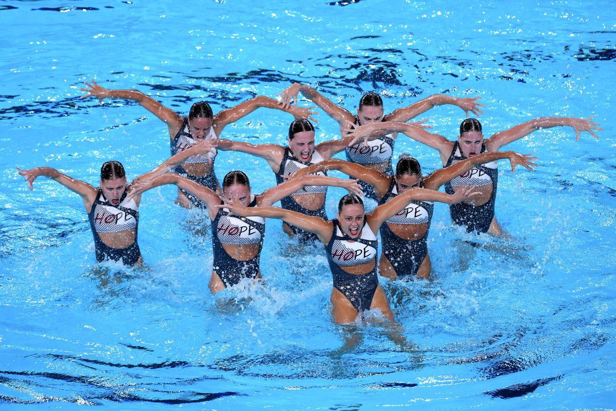 El equipo español compite en la final técnica por equipos de natación artística en el Campeonato Europeo de Natación en París, Francia.