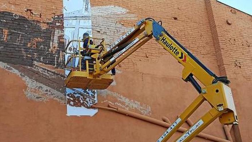 El grafiter barceloní va començar a pintar el mural dimecres passat i és previst que l&#039;acabi demà