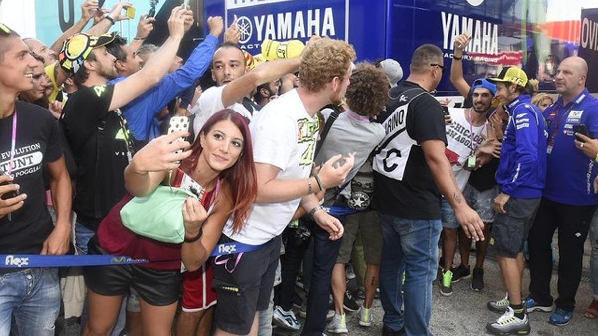 Los aficionados preparan sus móviles para hacerse selfis con Valentino Rossi en Misano.