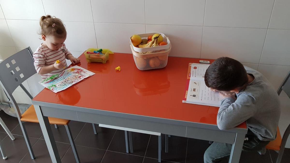 Niños estudiando en su casa // FdV