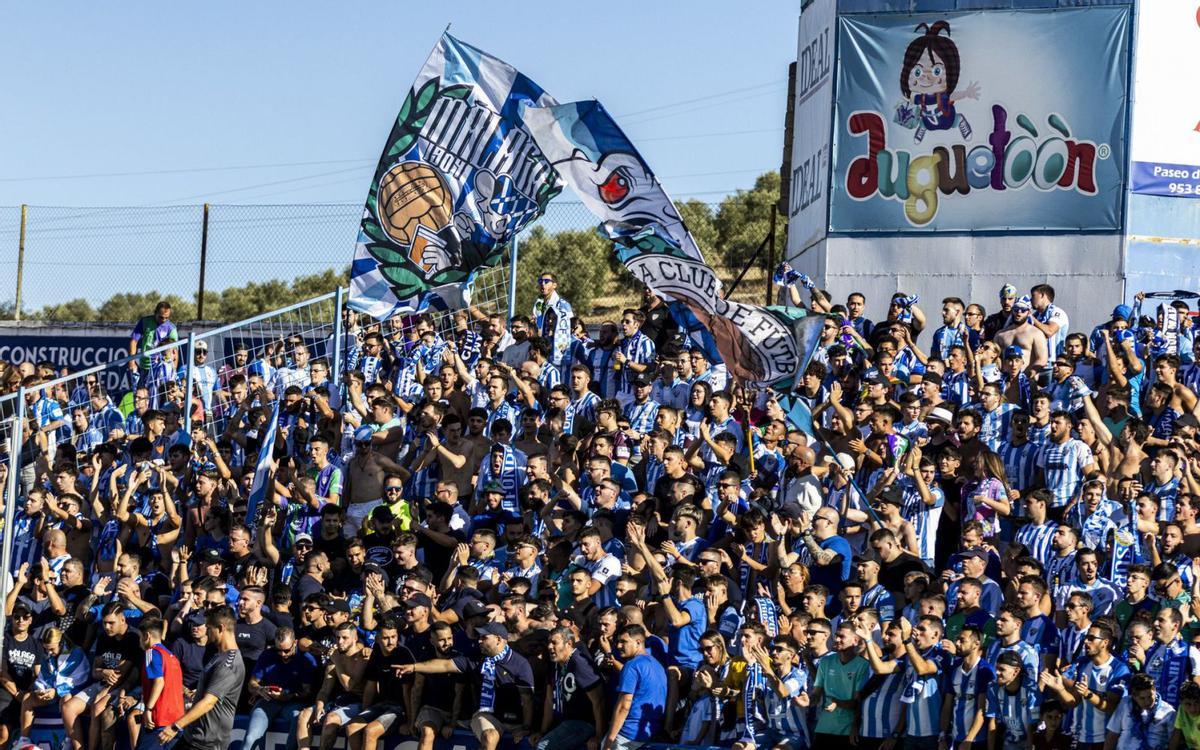 Más de 2.000 aficionados del Málaga CF apoyaron al conjunto blanquiazul en Linarejos. | LA OTRA FOTO