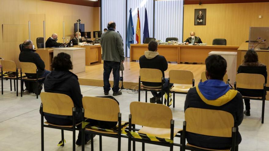 Los procesados, en el banquillo, durante la vista oral en el Juzgado de lo penal número 1 de Gijón en abril de 2021.