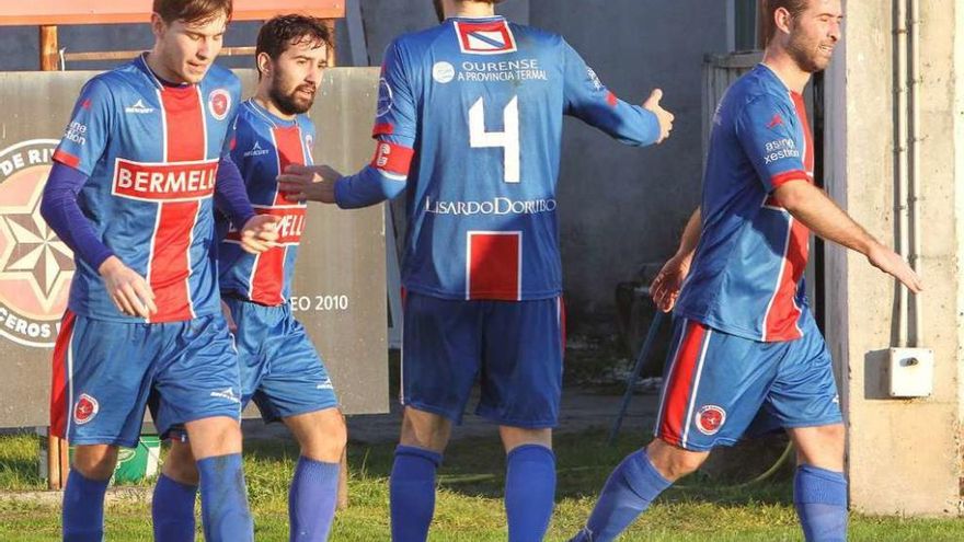 Xaco recibe la felicitación de sus compañeros tras marcar ante el Covadonga. // Iñaki Osorio