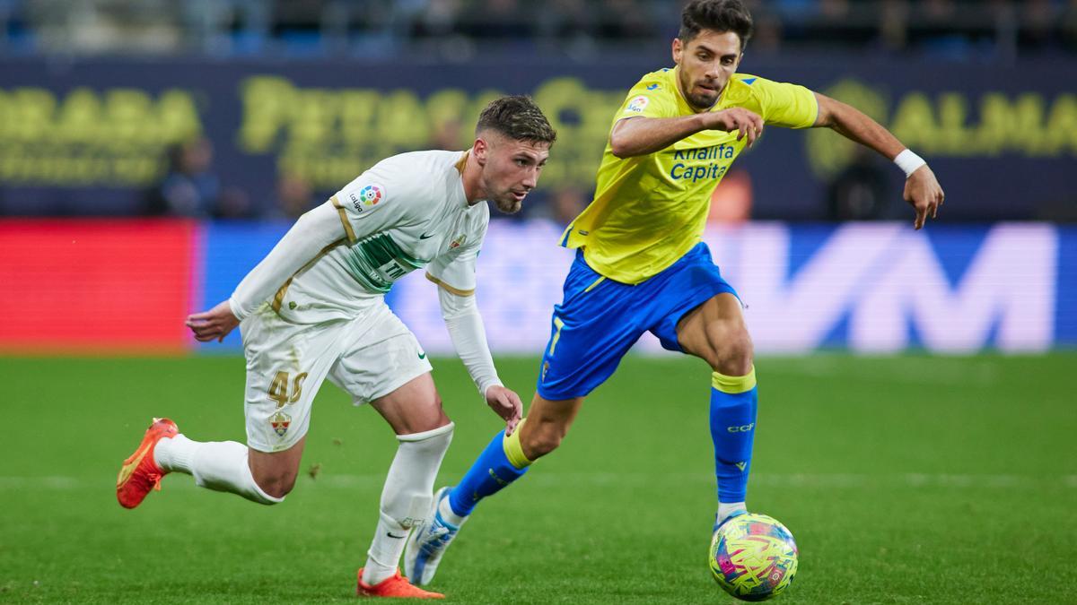 Carmona intenta irse de Rubén Sobrino, durante el partido de este lunes en Cádiz