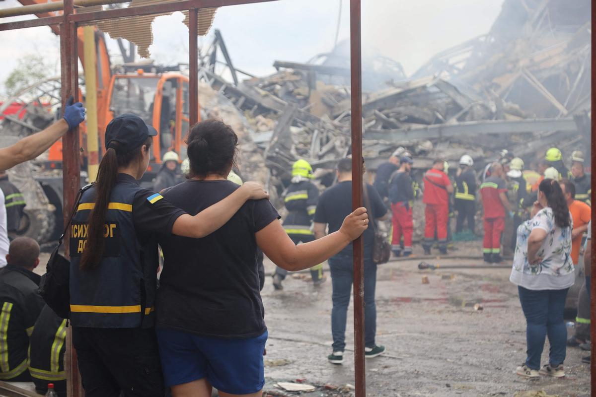 Incendio en un edificio administrativo en Odesa como resultado de un ataque con misiles.