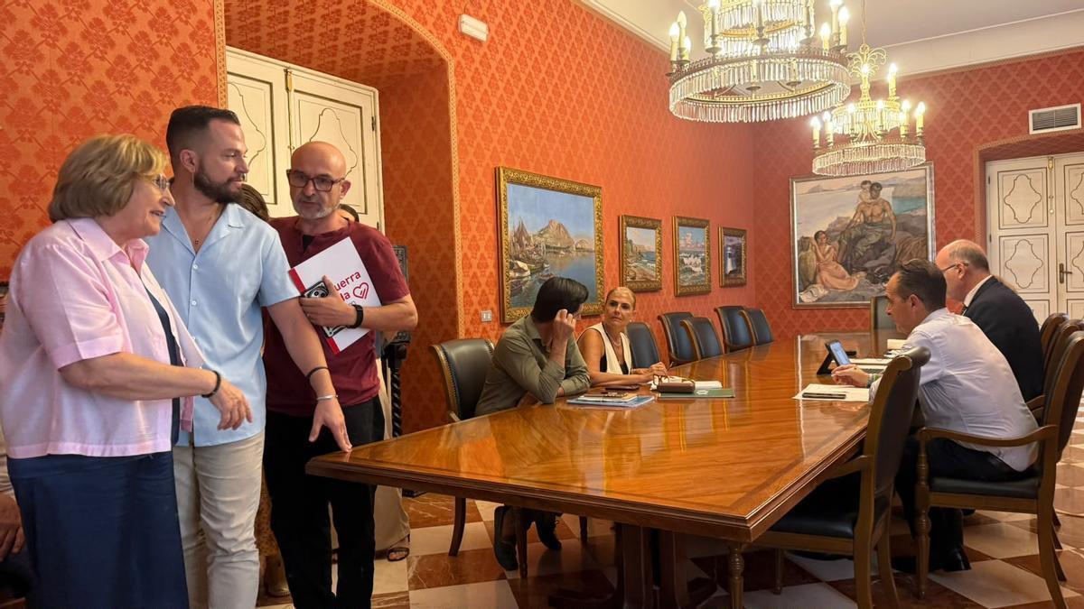 La izquierda se levanta de la comisión de Les Naus en Alicante por el plantón de Barcala: el PP se queda solo con Vox