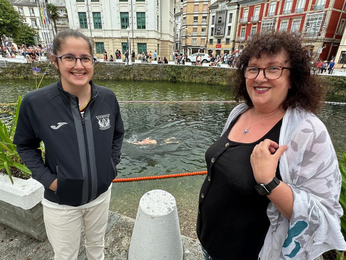 Coral Redruello y Pilar Romero, espectadoras del ascenso a nado.