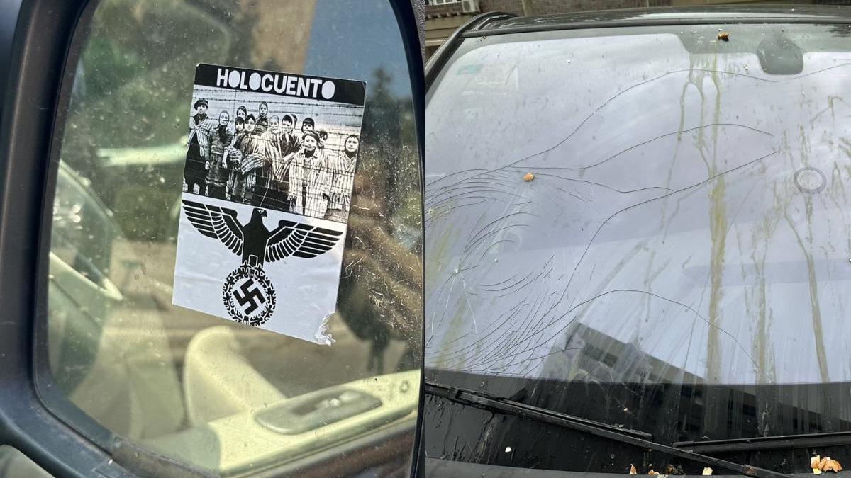 Detalle de las pegatinas nazis y el ataque en el coche de Mónica García.