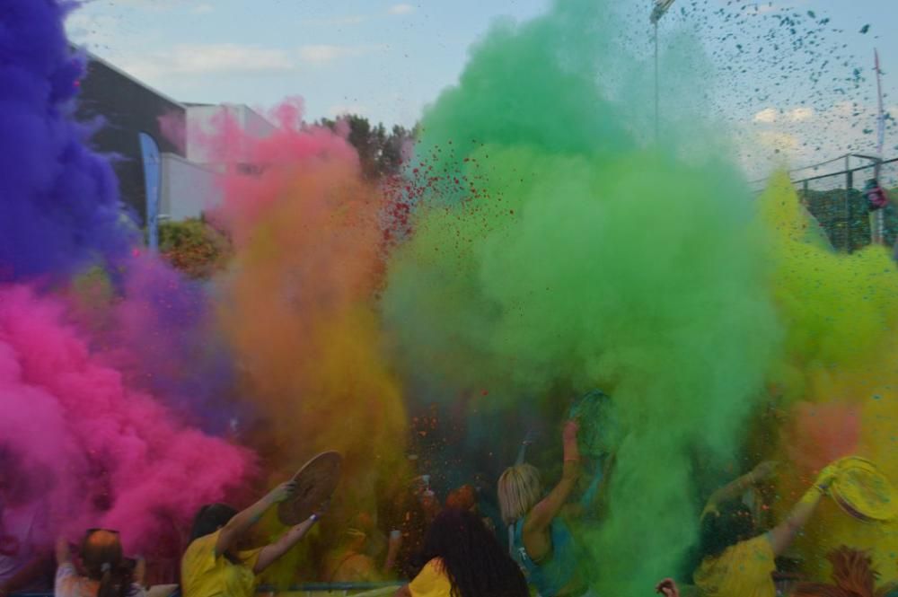 Un millar de personas disfrutan de los ''polvos holi'' en San Pedro